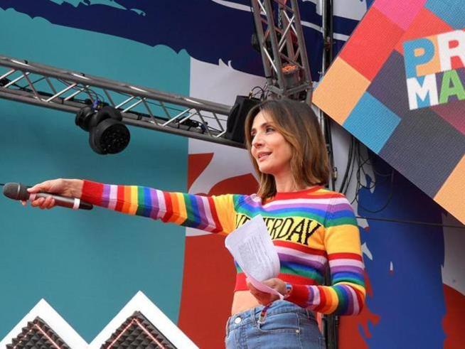 Ambra Angiolini: è polemica per il maglione indossato al Concertone Ambra Angiolini sul palco del Concertone