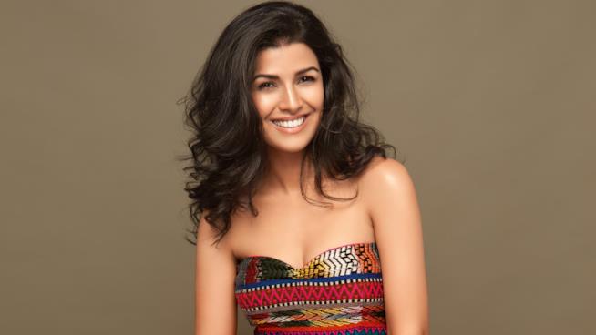 Nimrat Kaur sarà Rebecca Yedlin in Wayward Pines 2 Una sorridente Nimrat Kaur in un'immagine promozionale