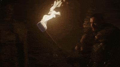 Jon Snow fronteggia il padre nella cripta di Grande Inverno GIF di Jon Snow che guarda la statua del padre nella Cripta di Grande Inverno