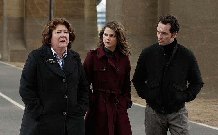 I migliori episodi di The Americans Claudia, Elizabeth e Philip in una scena di The Americans