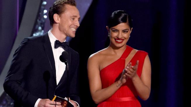 Emmy 2016: Tom Hiddleston e Priyanka Chopra nuova coppia glamour? Tom Hiddleston e Priyanka Chopra sul palco degli Emmy 2016