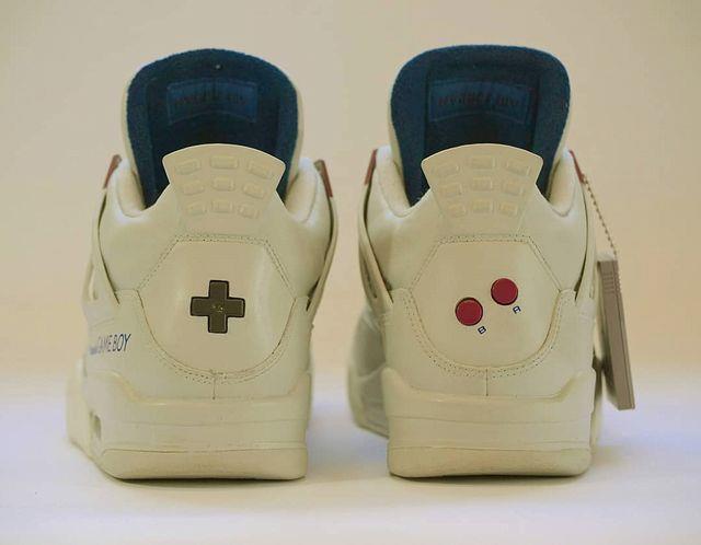 I pulsanti interattivi delle Air Jordan a tema Game Boy Il Game Boy rivive sulle Air Jordan