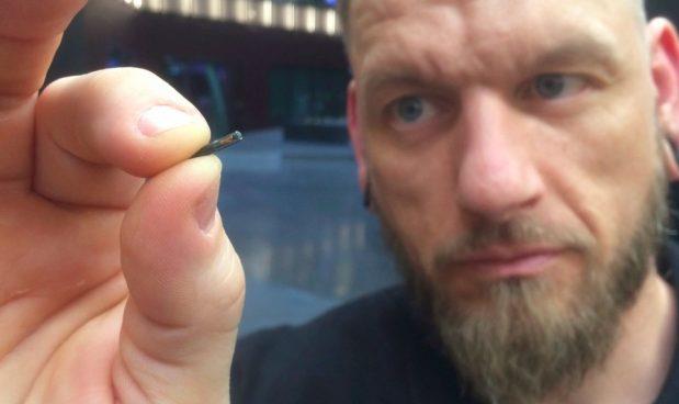 Migliaia di svedesi si impiantano chip sottopelle per rendersi la vita più semplice Jowan Osterlund, ex body piercer professionista, tiene fra le dita un chip da installare sottopelle