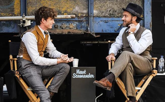 Eddie Redmayne si dice entusiasta di Jude Law in Animali Fantastici 2 Eddie Redmayne e Jude Law sul set di Animali Fantastici 2
