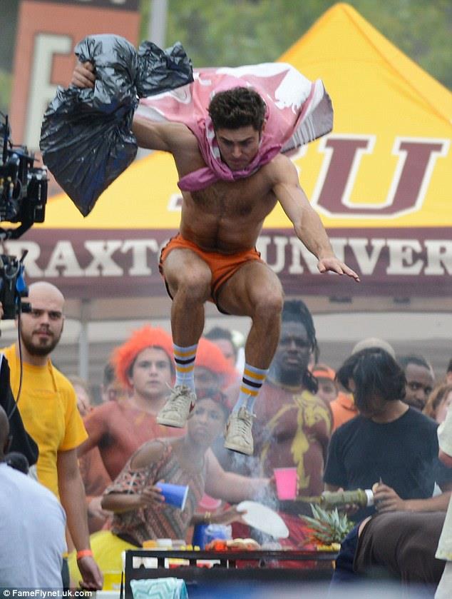 Zac Efron sul set di Cattivi Vicini 2 Zac Efron sul set di Cattivi Vicini 2