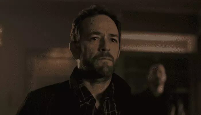 L'inizio della stagione 4 di Riverdale servirà come tributo a Luke Perry Luke Perry con uno sguardo preoccupato, durante un episodio di Riverdale