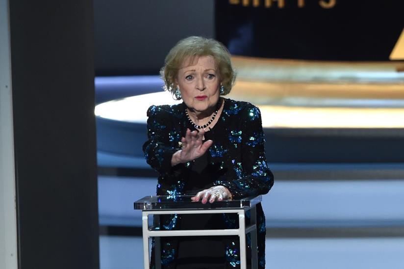 Ryan Reynolds augura un buon compleanno a Betty White Betty White agli Emmy 2018
