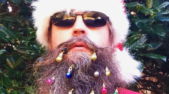 Arrivano le palle di Natale da barba e trasformano il tuo viso in albero Le palline applicate al viso di un hipster