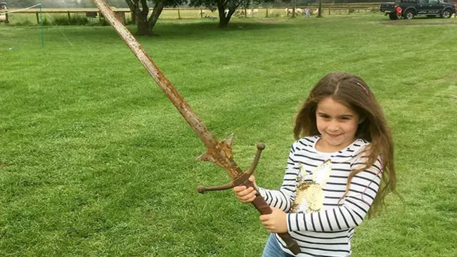 Excalibur: una bimba inglese trova la spada di re Artù sul fondo di un lago da leggenda Matilda Jones