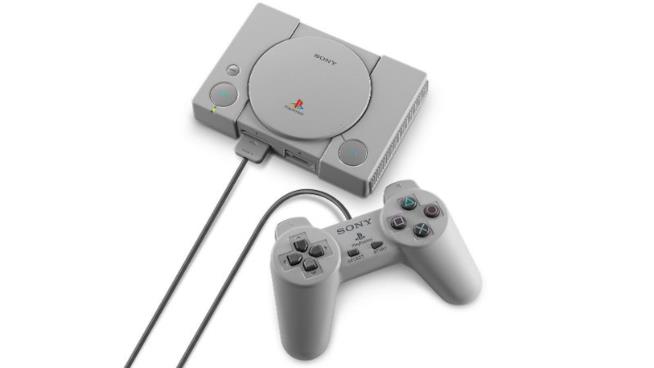 PlayStation Classic, Sony pubblica il folle spot TV per la sua mini console La scocca in miniatura di PlayStation Classic