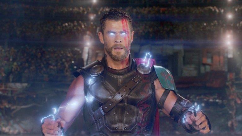 Le quindici curiosità su Thor: Ragnarok Thor mentre sprigiona la sua forza in una sequenza di Ragnarok