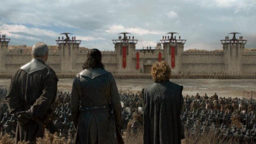 Game of Thrones 8: cosa ci dice la sigla del quinto episodio L'esercito di Daenerys attende fuori dalle mura in Game of Thrones 8x05