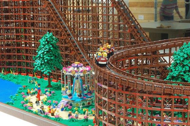 Alberi, fiume e giostra di LEGO Dettagli della montagne russe di LEGO: alberi, un fiume e una giostra.