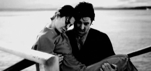 Derek Shepherd salva Meredith dall'annegamento. Una gif di Derek Shepherd che tira fuori Meredith dall'acqua.