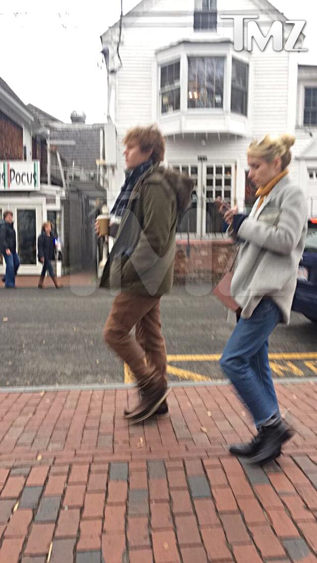 Emma Roberts ed Evan Peters Emma Roberts ed Evan Peters in giro per le strade