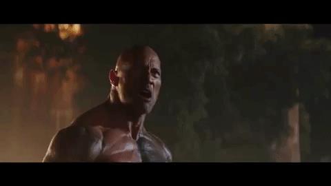 Dwayne Johnson nella danza samoana Dwayne Johnson nei panni di Hobbs si esibisce nella danza di Samoa