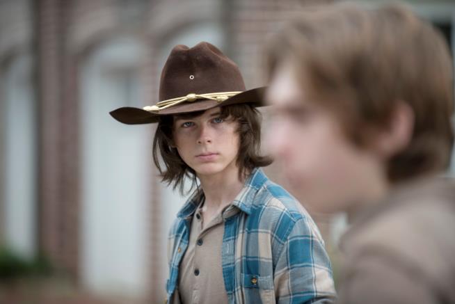 Chandler Riggs sul set di The Walking Dead Chandler Riggs (Carl) fissa