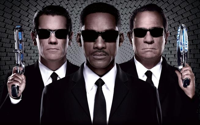 Lo spin-off di Men in Black in arrivo a maggio 2019 Gli agenti di Men in Black in primo piano con gli occhiali scuri e le pistole