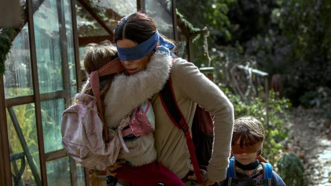 Bird Box: Josh Malerman sta scrivendo il sequel del romanzo Bird Box, un'immagine dal film con Sandra Bullock