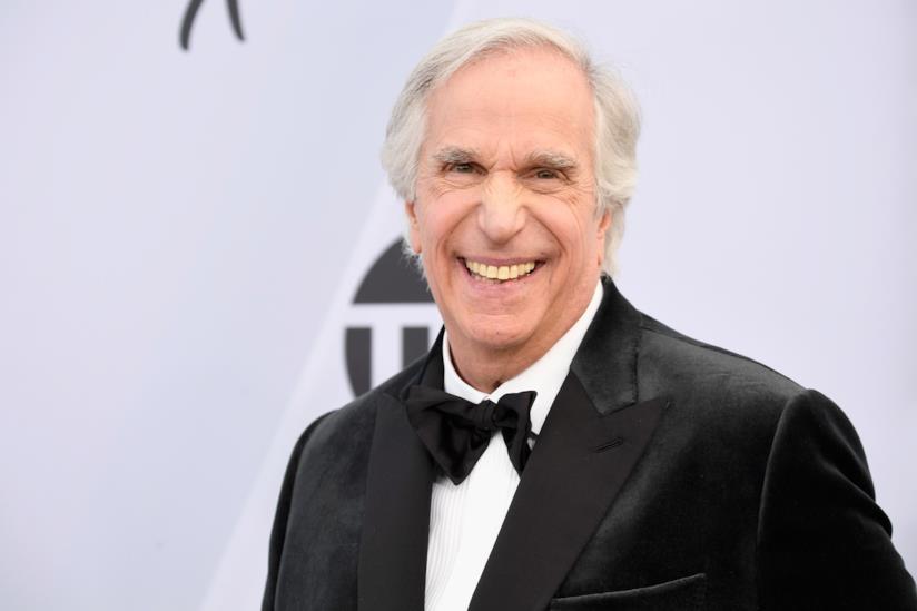 Henry Winkler parla in un'intervista della sua dislessia e dei problemi che gli ha causato Henry Winkler sorride in smoking
