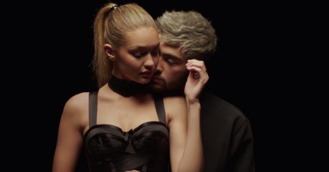 Zayn Malik dedica un tweet d'amore a Gigi Hadid Primo piano di Zayn Malik e Gigi Hadid