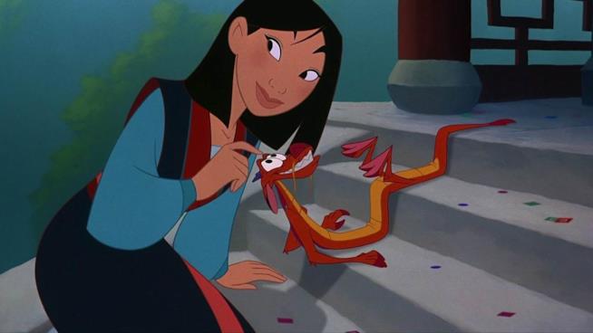 Cambiano gli amori di Mulan nel nuovo live-action Disney Mulan e il draghetto Mushu in una scena del lungometraggio animato Disney del 1998