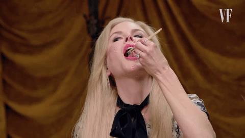 Nicole Kidman mangia insetti Nicole Kidman mostra il suo talento di mangiatrice di insetti