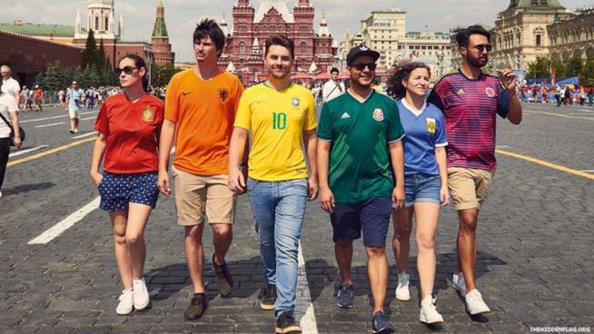 I 10 miglior video di YouTube della settimana Sei attivisti LGBT ricreano con le loro maglie sportive la bandiera rainbow