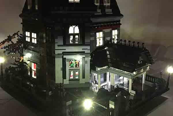 Led presenti nella casa della famiglia Addams di LEGO Alcuni led funzionanti nella casa della famiglia Addams di LEGO