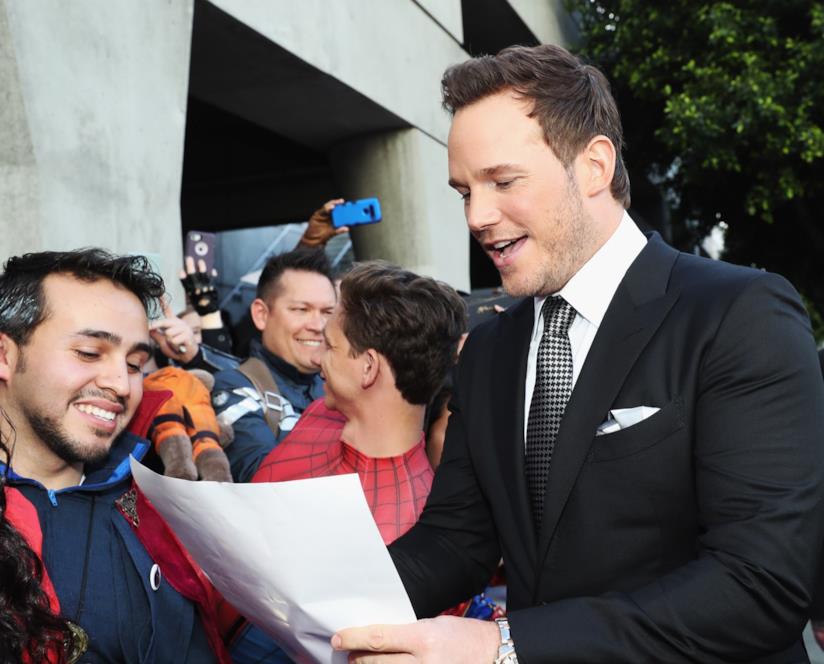 Chris Pratt filma di nascosto i suoi colleghi sul set di Avengers: Endgame Chris Pratt firma autografi ai fan Marvel