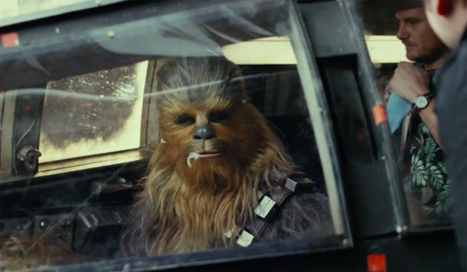 Chi è l'attore che interpreta Chewbacca in Star Wars: Gli Ultimi Jedi? Chewbacca in un'immagine da Star Wars: Gli Ultimi Jedi