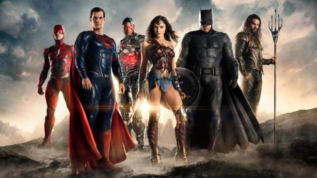 Justice League: cosa verrà dopo? La Justice League in posa, su un terreno brullo e fumoso, con il sole alle spalle