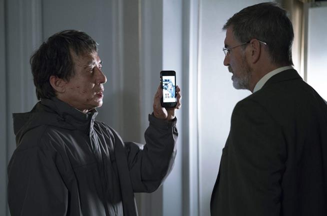 Trama e cast di The Foreigner, l'action movie con Jackie Chan e Pierce Brosnan Jackie Chan e Pierce Brosnan