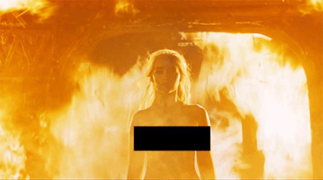 Emilia Clarke difende le sue scelte da attrice e le sue scene di nudo in Game of Thrones Daenerys Targaryen avvolta tra le fiamme