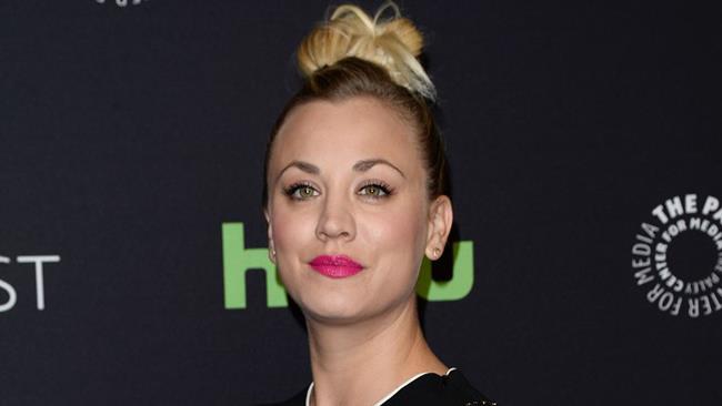 Kaley Cuoco cambia look e dice addio ai capelli corti con le extension Kaley Cuoco con i capelli raccolti a un evento di gala