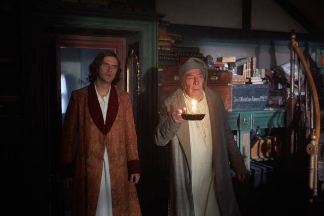 Recensione del film Dickens - L'uomo che inventò il Natale Dan Stevens e Christopher Plummer in una scena del film