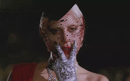 L'ammaliante Contessa in Hotel Lady Gaga interpreta la Contessa in American Horror Story: Hotel
