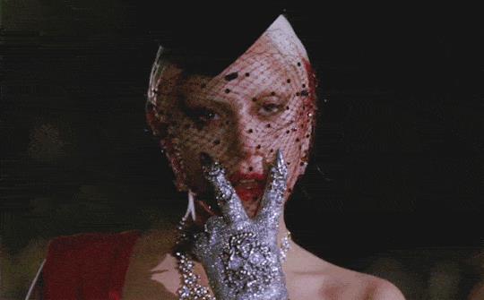 L'ammaliante Contessa in Hotel Lady Gaga interpreta la Contessa in American Horror Story: Hotel