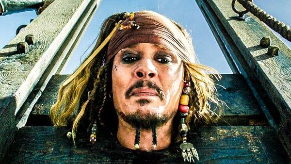 Una scena di Pirati dei Caraibi: la vendetta di Salazar con Jack Sparrow Jack Sparrow in una scena del nuovo Pirati dei Caraibi