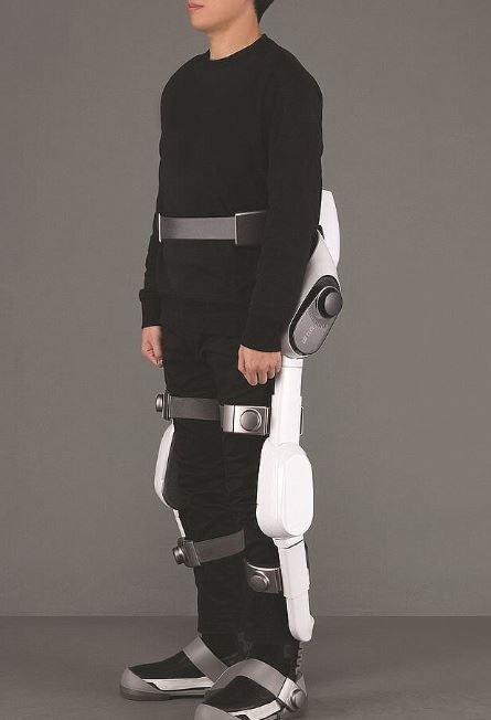 CLOi SuitBot, il robot indossabile di LG I "pantaloni robotici" indossati da un tester