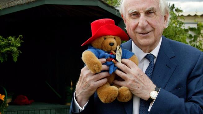 È morto Michael Bond, creò il personaggio più amato dai bambini inglesi Michael Bond e l'Orso del profondo Perù