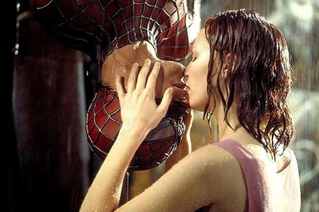 Spider-Man di Sam Raimi Kirsten Dunst bacia Tobey Maguire in Spider-Man