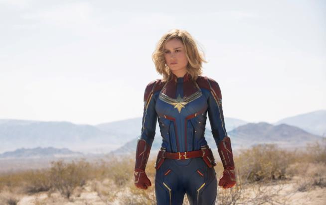 La nuova foto di Captain Marvel presenta per errore un numero della hot-line Captain Marvel, l'immagine dal film con il numero della hot-line