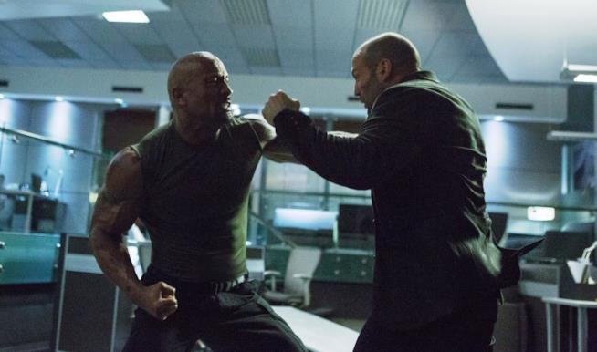 Hobbs and Shaw, lo spin-off di Fast & Furious dedicato ai personaggi di Dwayne Johnson e Jason Statham Dwayne Johnson e Jason Statham in una scena di Fast 7
