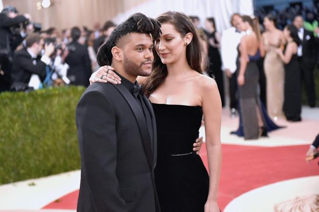 Bella Hadid ringrazia l'ex fidanzato The Weeknd su Instagram Primo piano di Bella Hadid e The Weeknd insieme