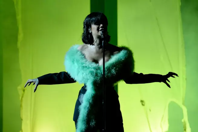 Rihanna scoppia in lacrime sul palco a Dublino Rihanna intenta a cantare sul palco