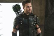 Stephen Amell spera in un matrimonio nella sesta staigone di Arrow Arrow in costume in posa riflessiva