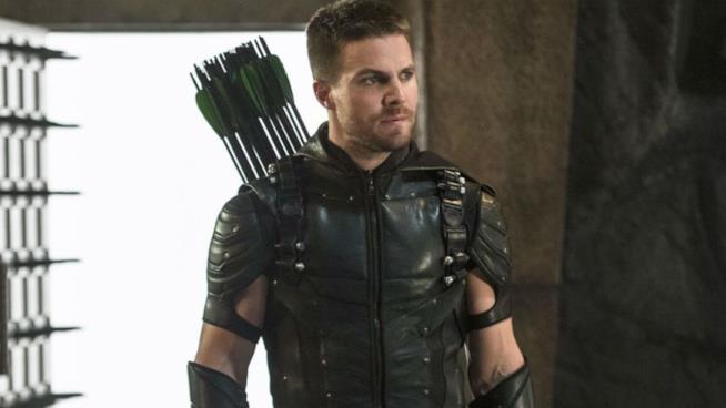 Stephen Amell spera in un matrimonio nella sesta staigone di Arrow Arrow in costume in posa riflessiva