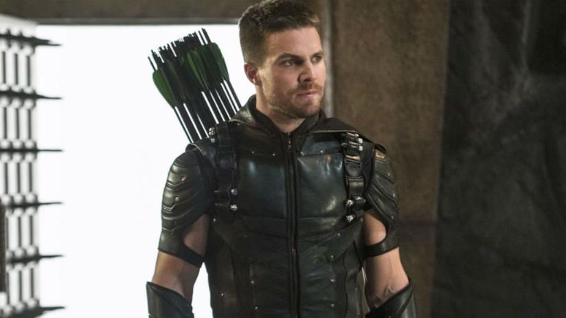 Stephen Amell spera in un matrimonio nella sesta staigone di Arrow Arrow in costume in posa riflessiva