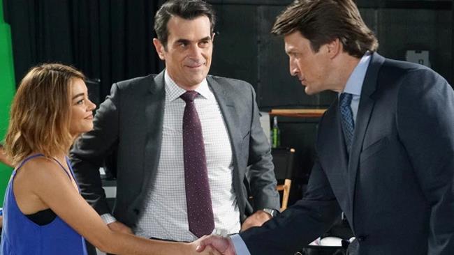Nathan Fillion debutta in Modern Family 8 nelle vesti del meteorologo Rainer Shine Modern Family 8: il personaggio di Nathan Fillion incontra i Dunphy